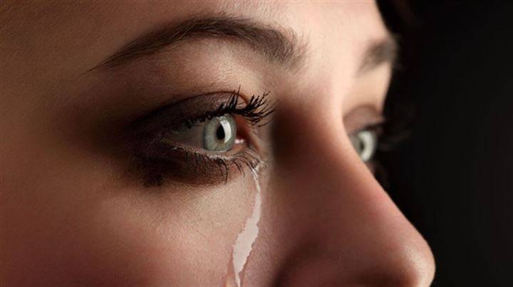 Почему болят глаза когда плачешь