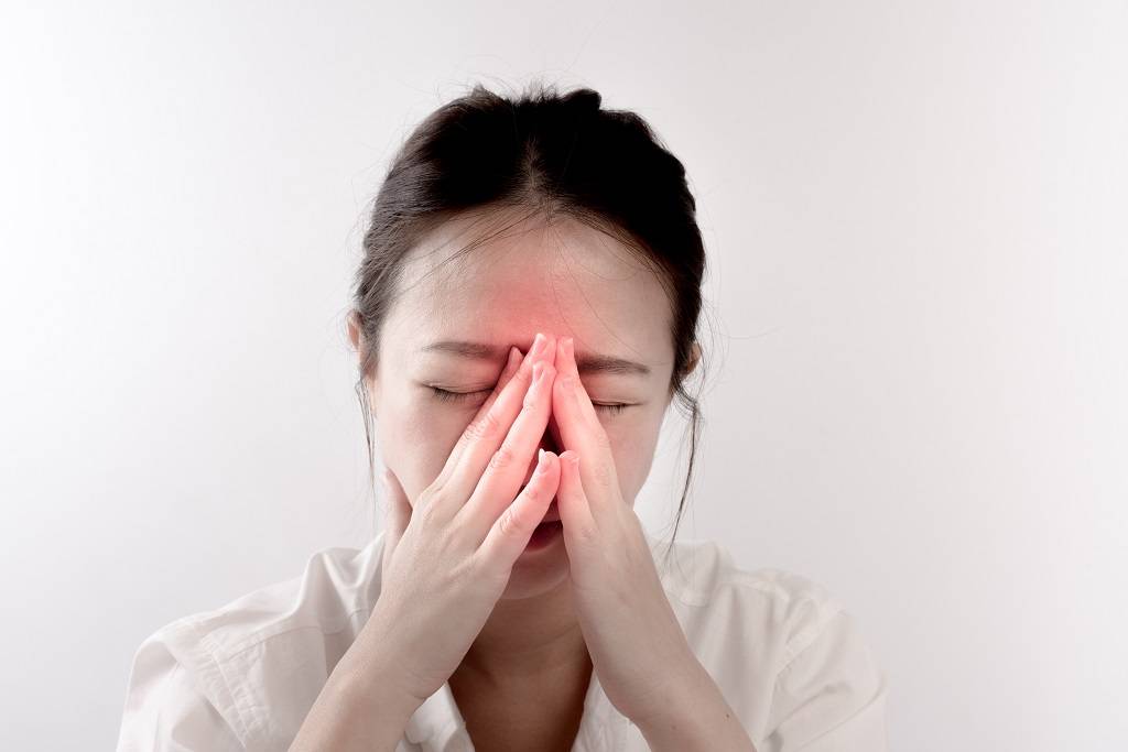 Почему болят глаза во время простуды и что делать?