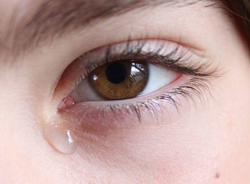 Слезятся глаза: причины и лечение у взрослых, детей, что делать при слезоточивости (капли, мази, народные средства)