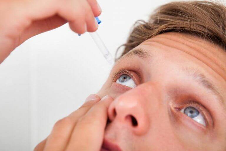 Что делать если ткнули пальцем в глаз и болит - заметки врача