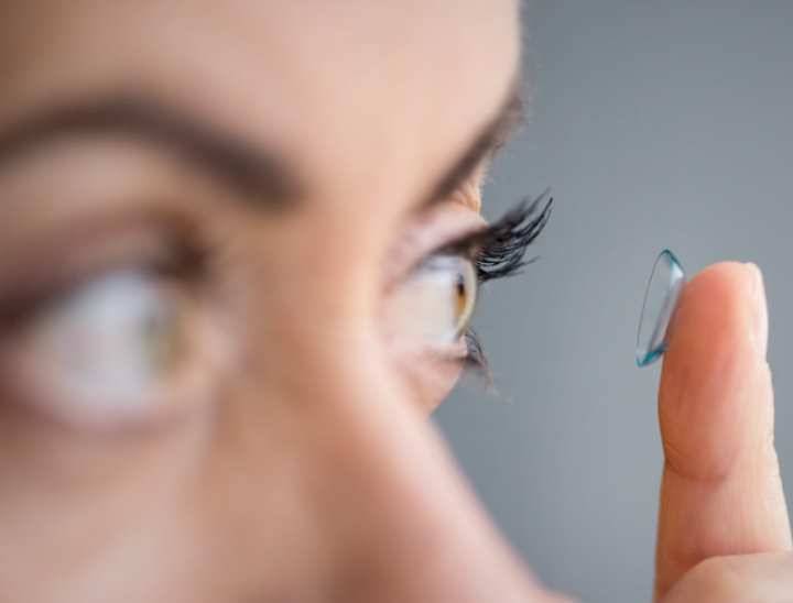 Сколько можно носить линзы контактные для глаз, меняют ли каждый день через час, как долго и часто используют цветные однодневные
