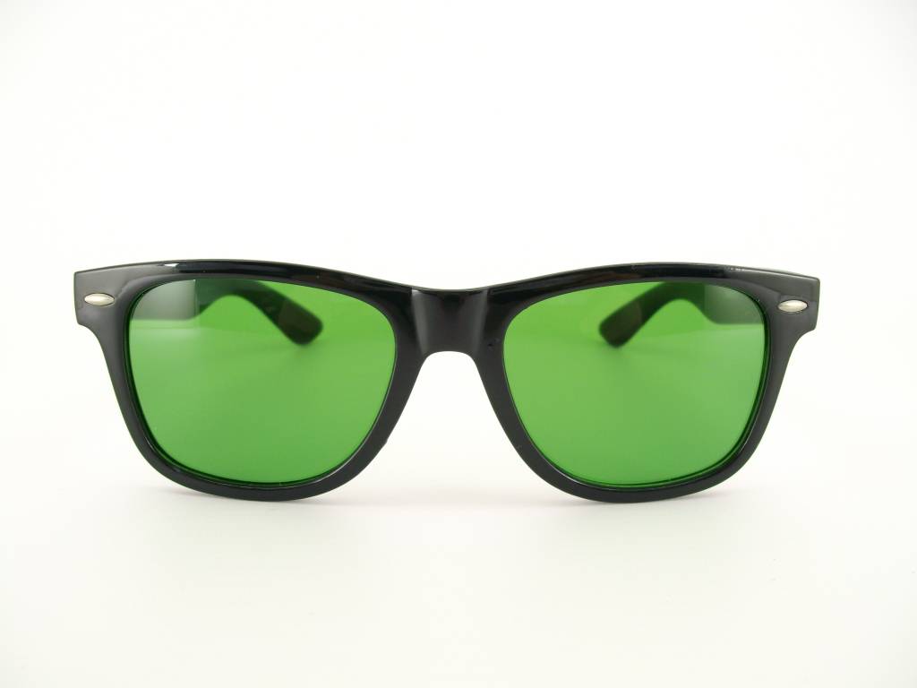Очки при глаукоме: почему нужно носить солнцезащитные с зелеными стеклами, какие лучше по цене и можно ли носить с обычными линзами если еще и кататракта