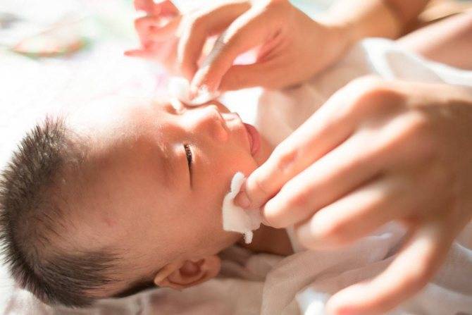 Чем промывать глаза новорожденным и как правильно их протирать