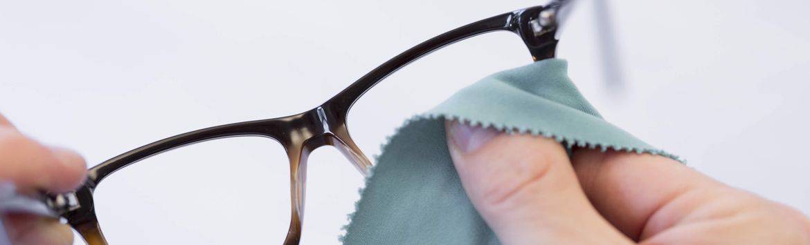Как правильно ухаживать за очками для зрения по типам линз