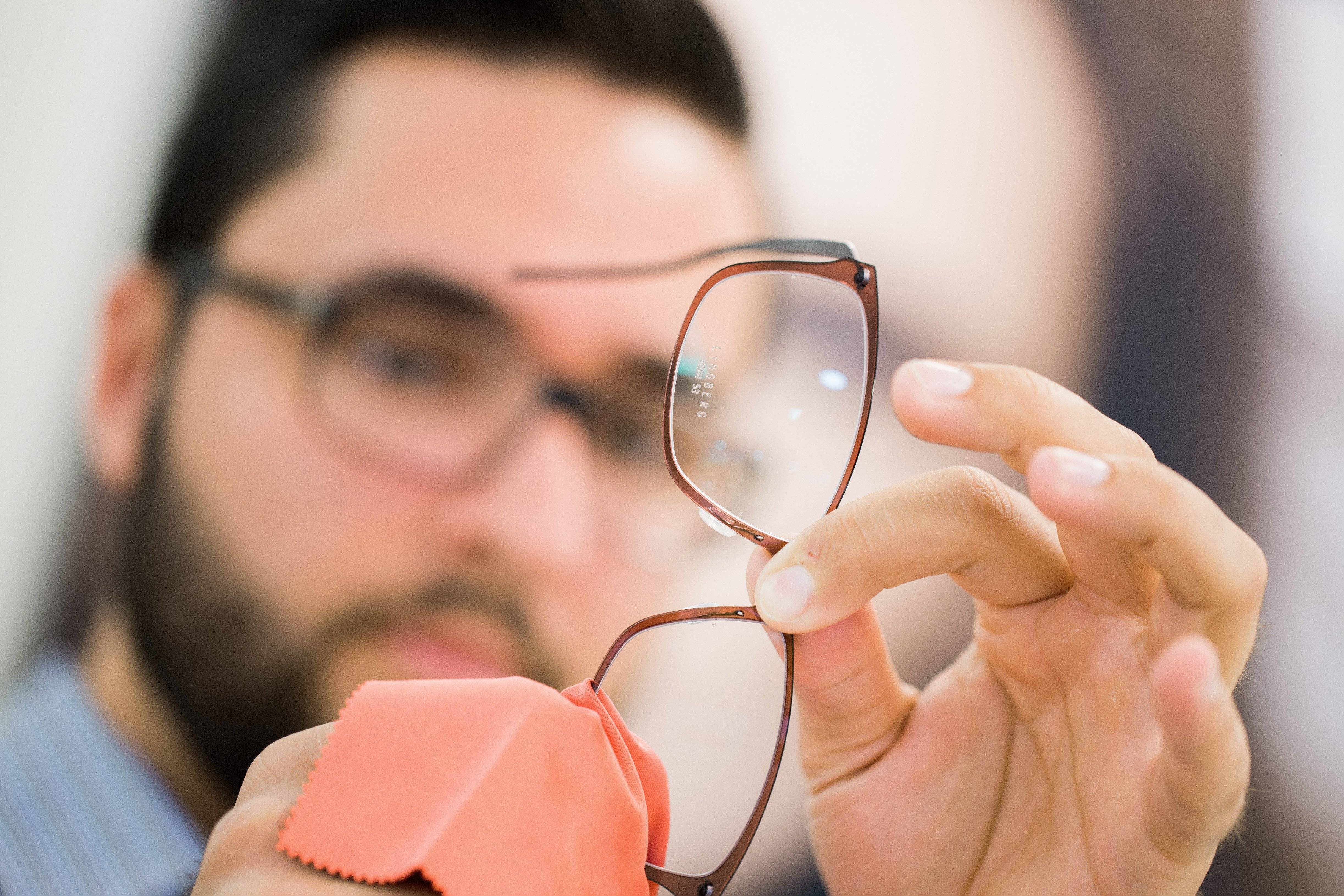 Как правильно мыть очки для зрения и чего нельзя делать, чтобы не испортить линзы и оправу