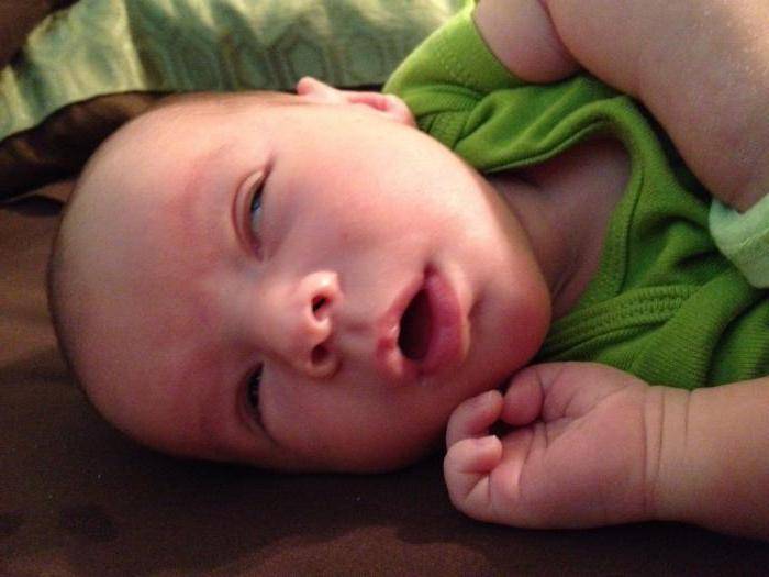 Новорожденный закатывает глаза | уроки для мам
