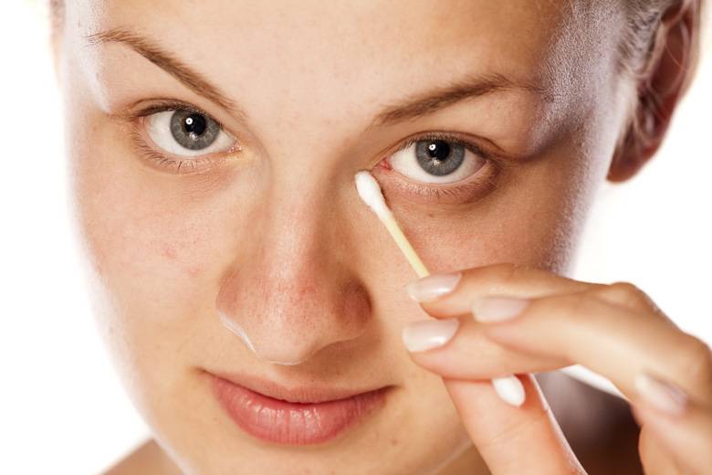 Как макияж может навредить глазам и что делать, чтобы снизить риск
