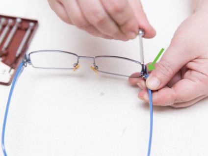 Как починить очки, если сломалась дужка: как заменить винт в очках с флексой.