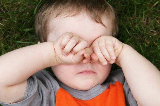 Почему ребенок чешет глаза и нос руками, возможные причины