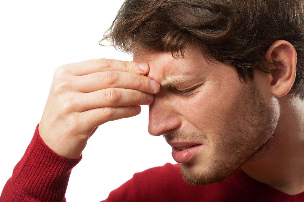Почему болят глаза и повышается температура и опасно ли это?