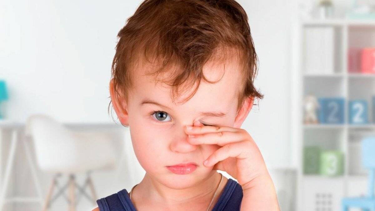 Почему ребенок трет глаза и что делать родителям