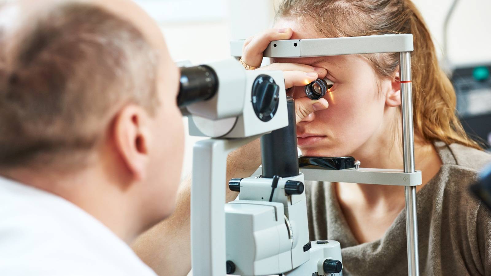 Осмотр глазного дна – как проходит обследование, результаты (норма и патология), цена. осмотр глазного дна у беременных женщин, детей, новорожденных. где можно пройти обследование?
