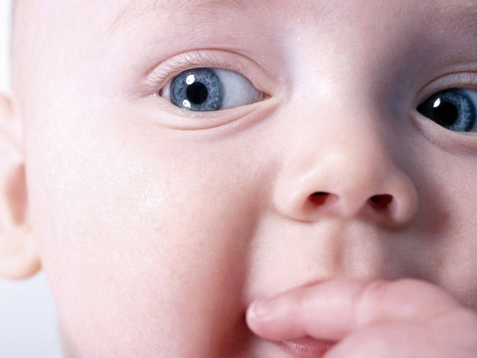 Когда и по каким причинам у новорожденных детей меняется цвет глаз?