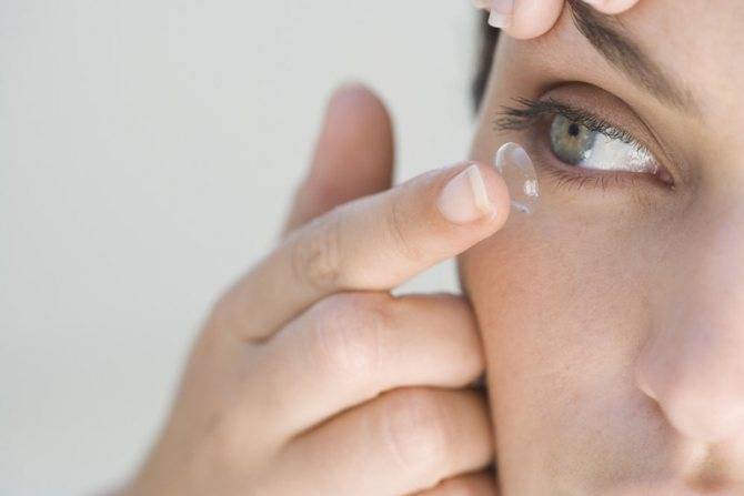 Причины и методы лечения, если краснеют глаза от линз