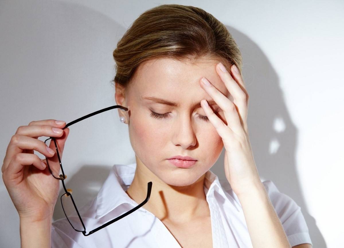 Болит голова от линз: причины, профилактика и лечение - я здоров