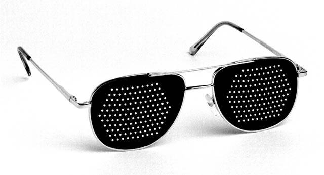 Черные очки в сеточку для улучшения зрения. упражнения для глаз в перфорационных очках. как правильно подобрать черные устройства, корректирующие зрение