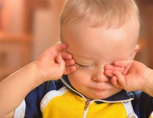 Стоит ли волноваться, если малыш часто трет глазки руками? на что надо обратить внимание родителям? когда необходимо обращаться к врачу?