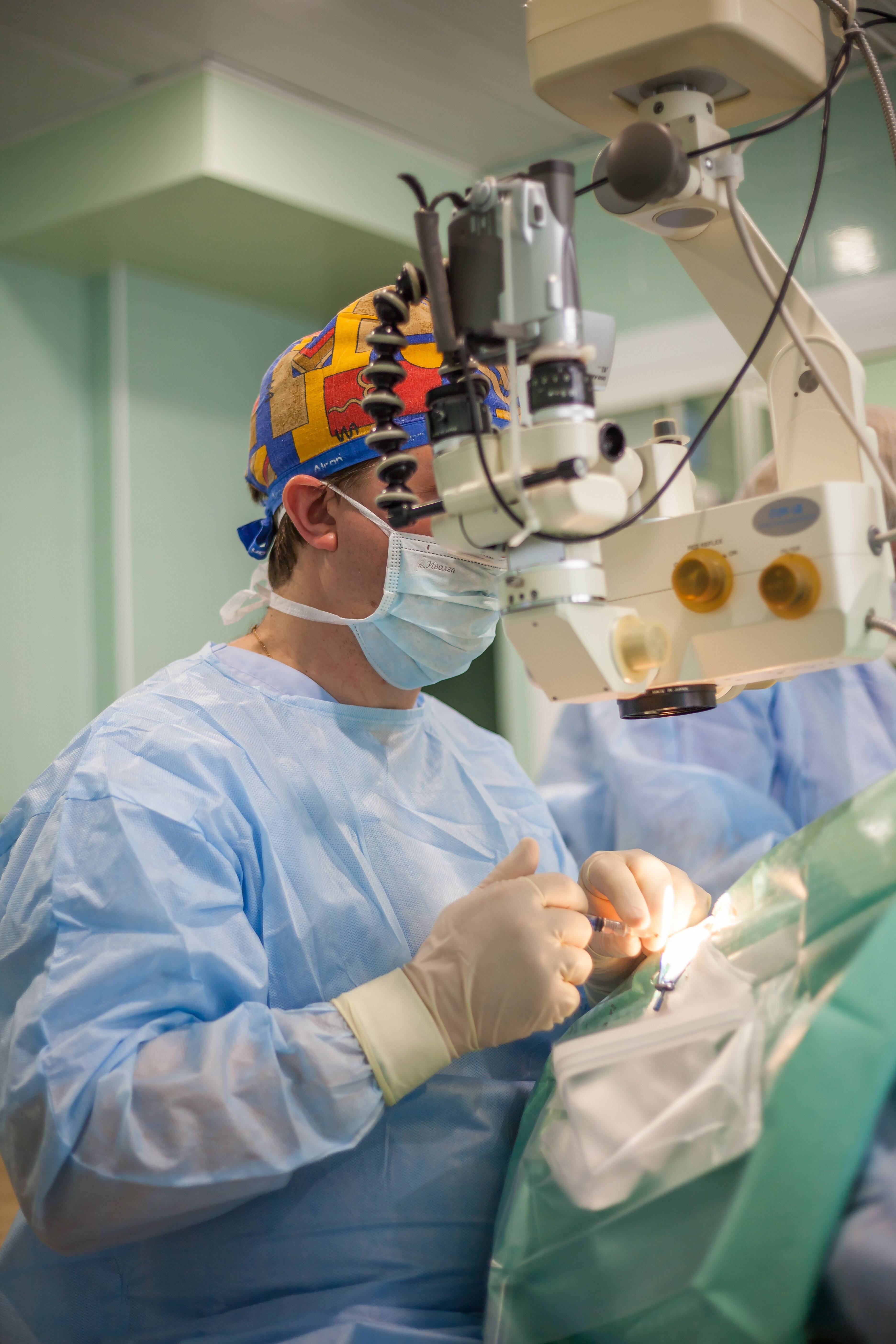 Операция при катаракте глаза: суть, цены, реабилитация