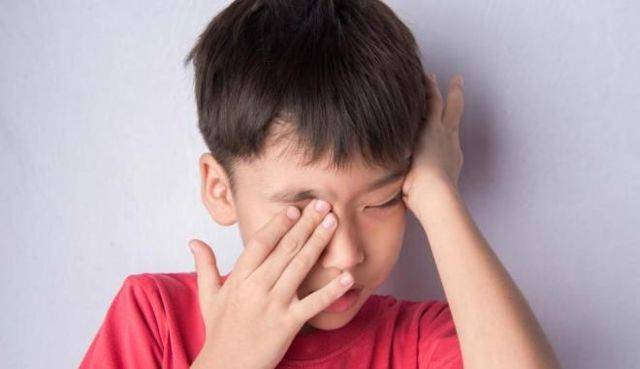 Нервный тик у ребенка: моргание глазами чаще нормы, причины и лечение патологии