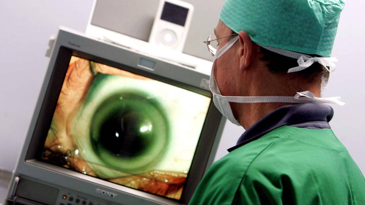 Нужно ли брать больничный лист после лазерной коррекции зрения