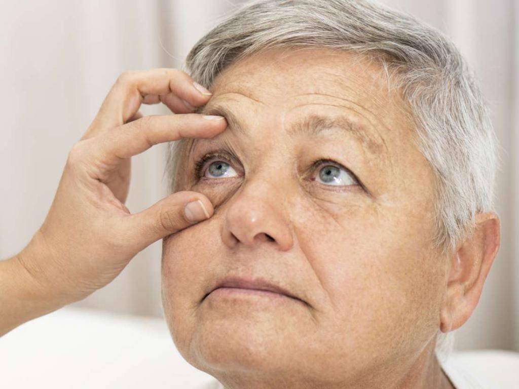 Всегда ли после 55 лет начинают слезиться глаза? причины и лечение у пожилых людей