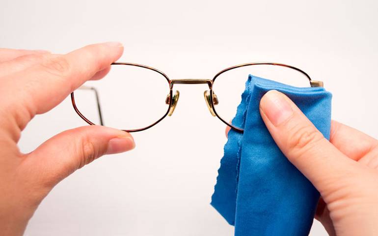 Как ухаживать за очками для зрения: чистка, мойка