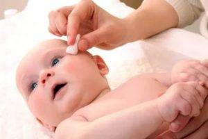 Чем новорожденному промывать глаза?