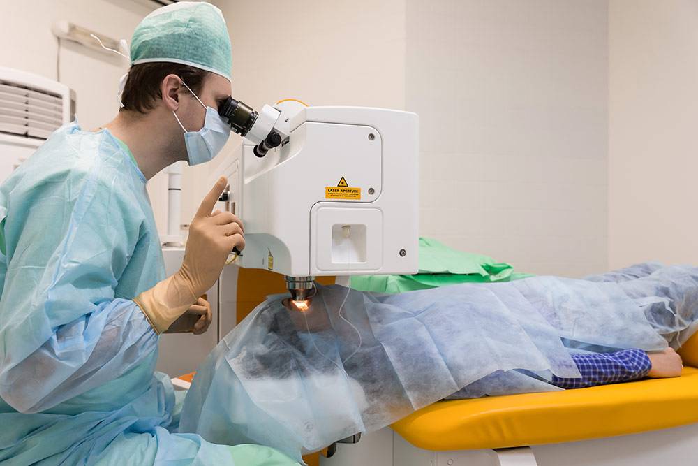Анализы перед операцией по удалению катаракты. какие, как протекает замена хрусталика, послеоперационный период