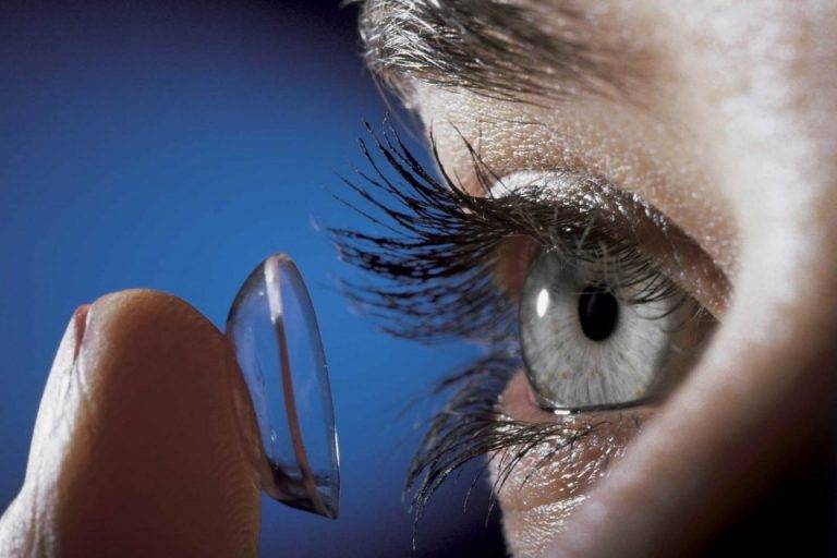 Как пользоваться линзами для глаз (контактными): как правильно начать применение, также правила и рекомендации по снятию, надеванию и уходу