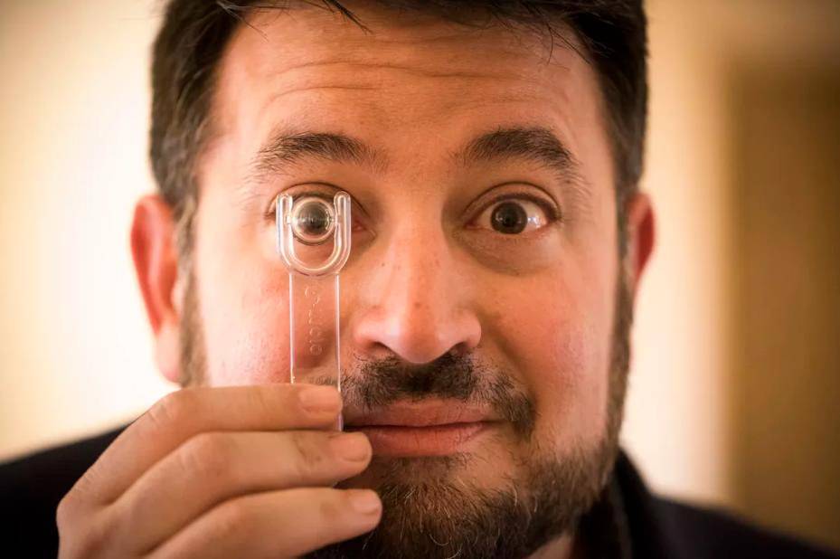 Французские инженеры создали умные контактные линзы со множеством функций