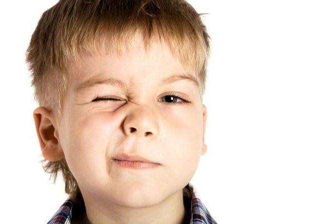 Почему ребенок часто моргает глазами: лечение недуга