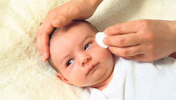 Чем протирать и промывать глаза новорожденному, если они гноятся