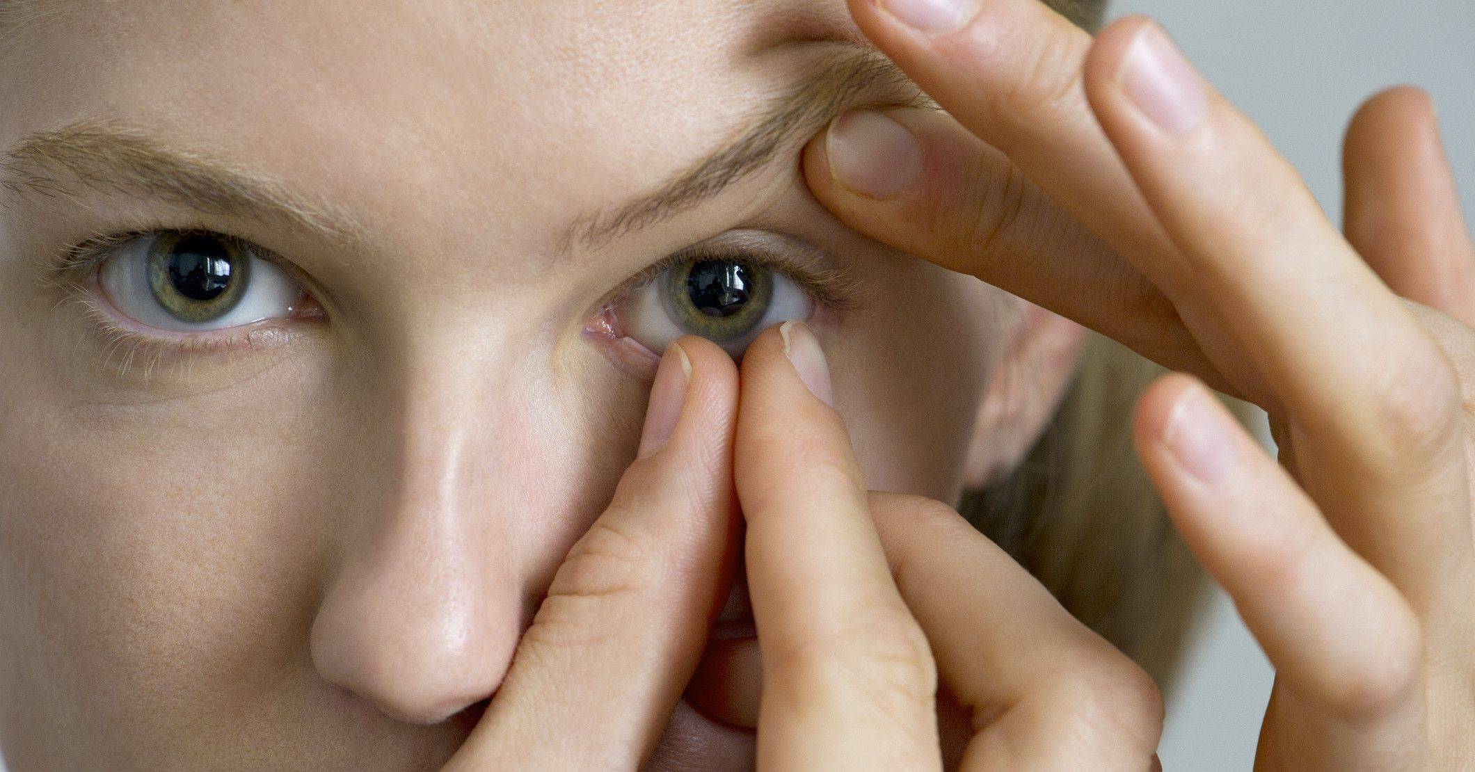 Как вытащить из глаз линзы?