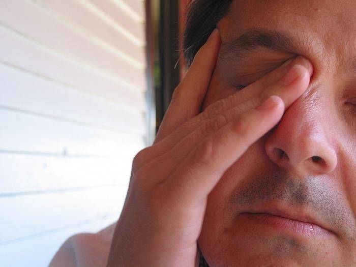 Почему глаза слезятся и щипят: причины заболевания
