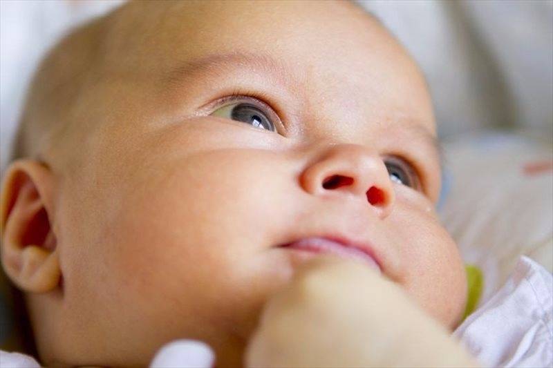 Почему у новорожденного желтые белки глаз