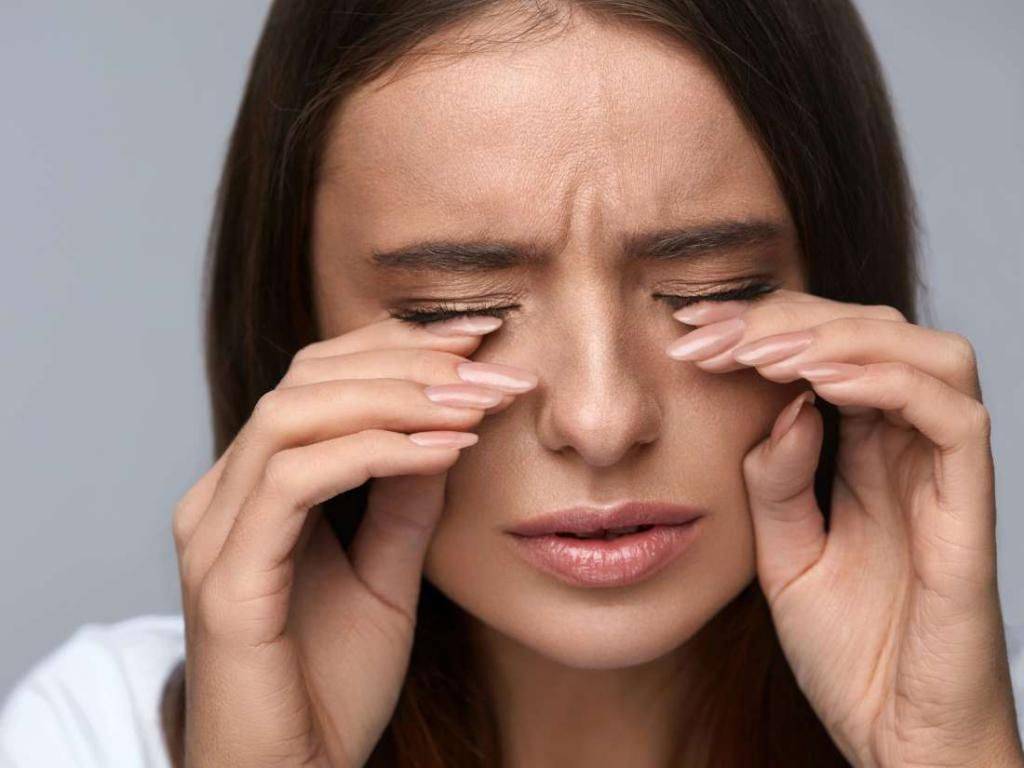 Почему глаза слезятся и щипят: причины заболевания
