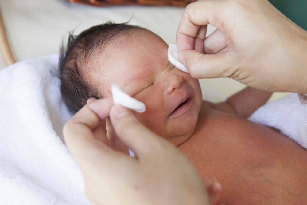 Чем промыть глаза ребенку новорожденному, если гноится, как обработать