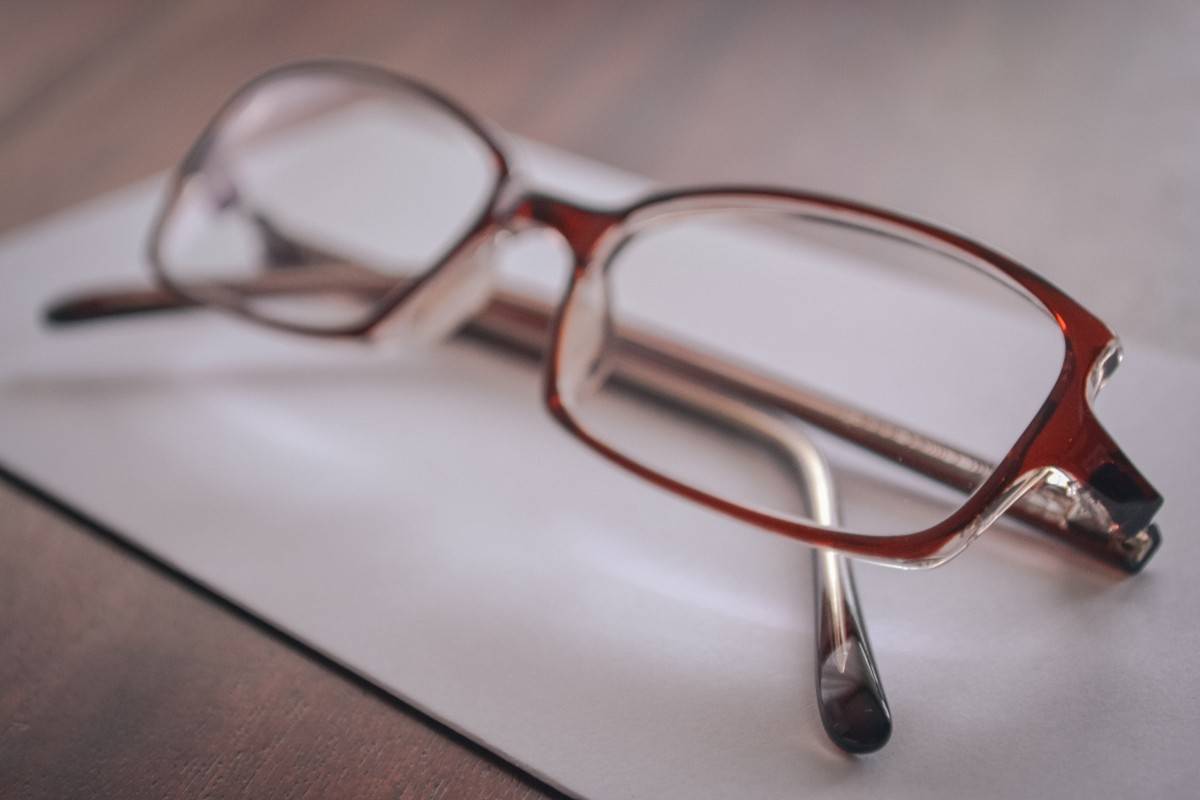 Как ухаживать за очками для зрения: как чистить, правила ношения